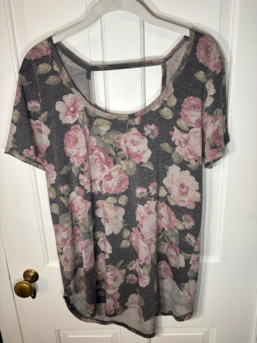 Maurices 24/7 Large Pink Gray Floral Scoop Neck Tee Shirt Short Sleeve